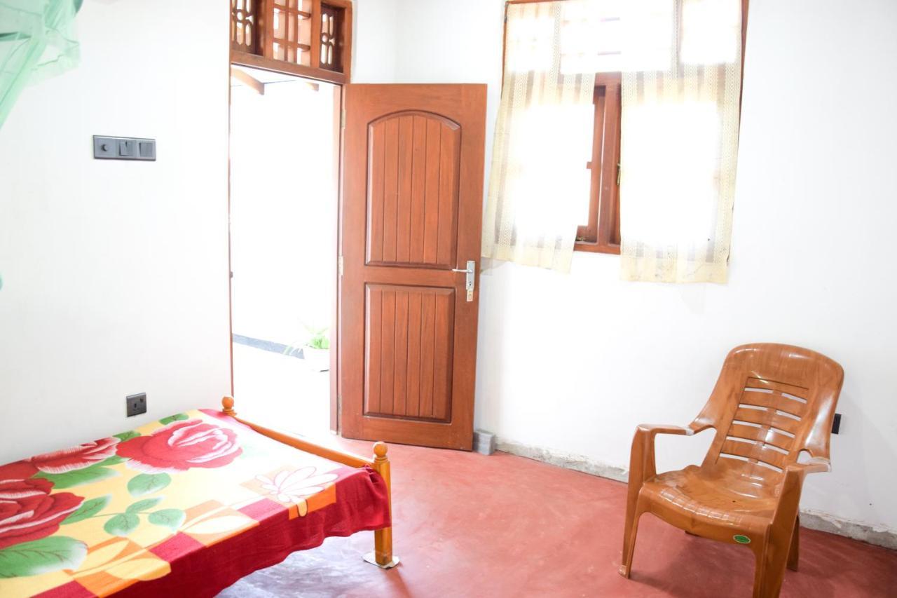 Tharaka Homestay 韦利格默 外观 照片