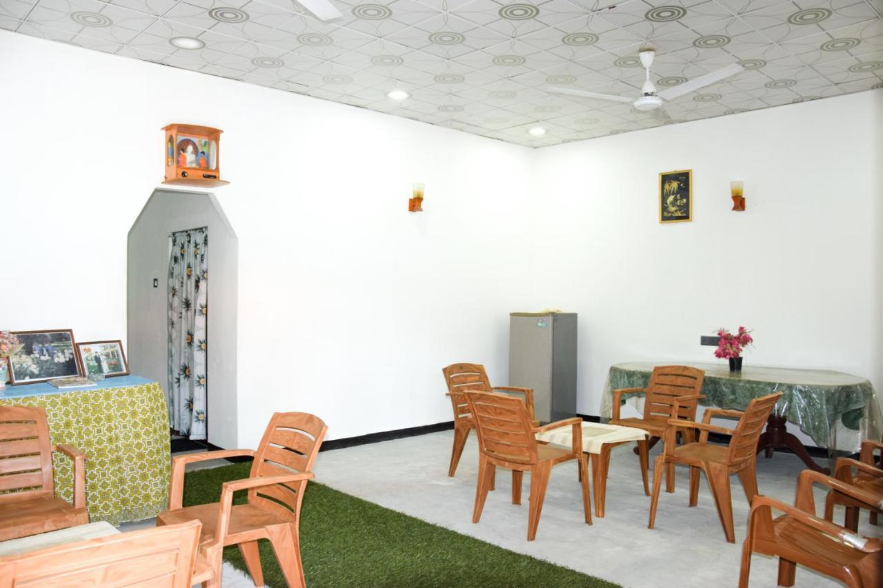 Tharaka Homestay 韦利格默 外观 照片